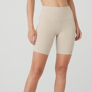Alo Yoga 7" biker shorts Beige size small